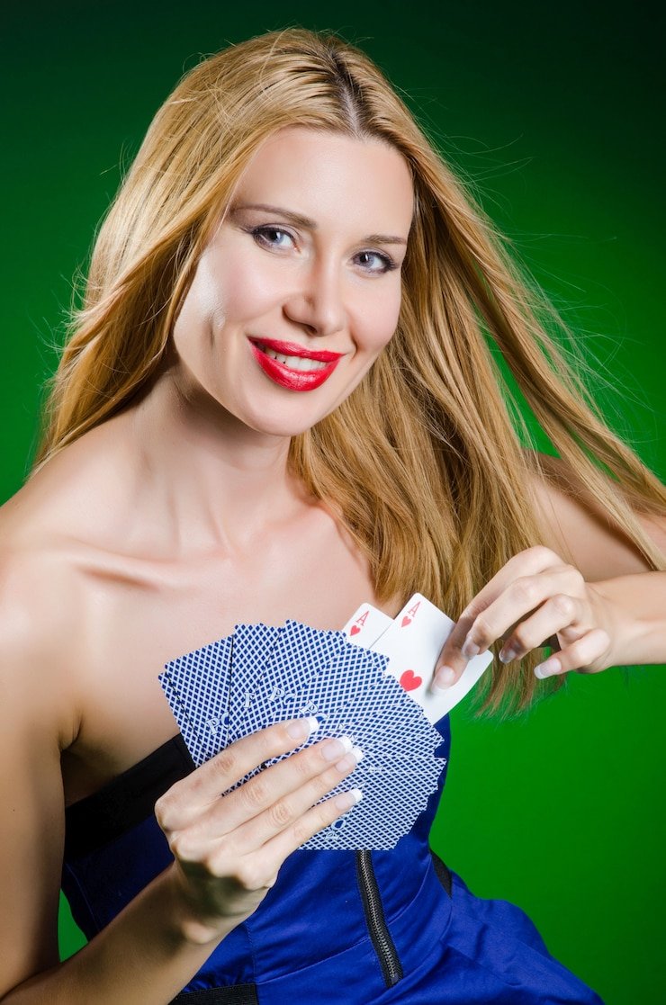 Tampilan studio live roulette warkoptoto2 dengan dealer, roda roulette fisik, dan kamera multi-sudut