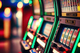 Antarmuka platform warkoptoto2 menampilkan turnamen PUBG Mobile di sisi kiri dan opsi permainan slot di sisi kanan